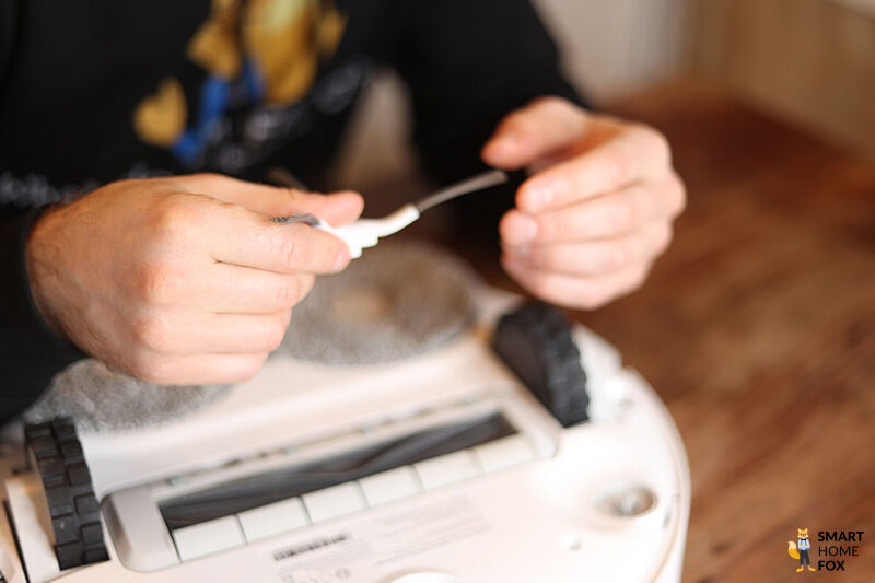 Die Seitenbürste des Dreame L10s Ultra wird herausgenommen.